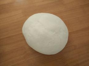 白色面团和黄色面团一样做法。