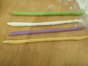 取等量的几种颜色的面团，搓成条。