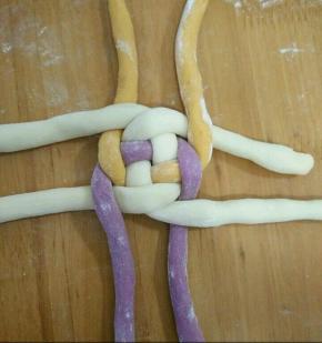 然后再逆时针压一圈，如图。