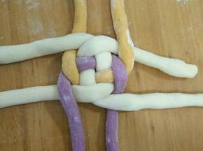 然后再逆时针压一圈，如图。