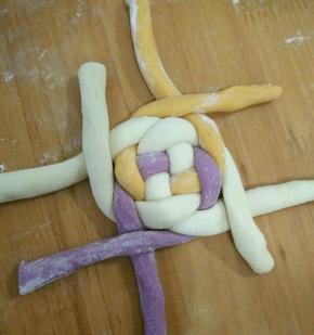 最后再重复一遍步骤6的操作。压好后把交叉的面压紧，并把长出来的部分切掉。