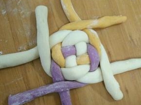 最后再重复一遍步骤6的操作。压好后把交叉的面压紧，并把长出来的部分切掉。