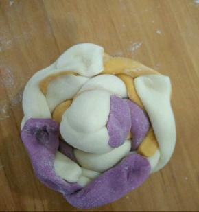 然后把刚才切掉的面团，搓圆，放到里面，像包包子一样包好。