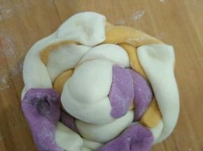 然后把刚才切掉的面团，搓圆，放到里面，像包包子一样包好。