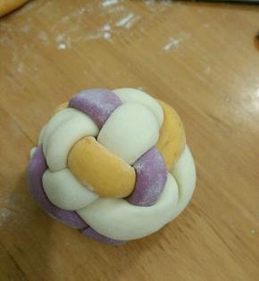 翻过来，再整理一下。一个绣球馒头就做好了。