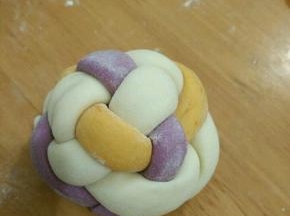 翻过来，再整理一下。一个绣球馒头就做好了。