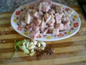 捞出来备用，准备好葱花，大蒜，大料姜爆锅