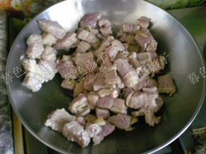 下锅牛腩翻炒起来。