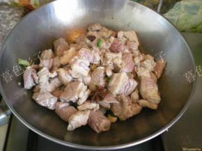 加料酒和佐料翻炒肉变色出锅