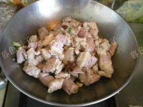 加料酒和佐料翻炒肉变色出锅