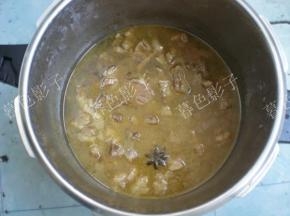 炒的牛腩倒进高压锅里加适量的水，（我这想喝汤加的水多。）放安全阀排气10分钟左右熄火即可