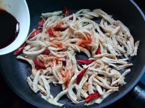 倒入鸡丝，倒入所有调味料炒匀