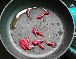 热油锅，把花椒爆香后不要，放入干辣椒
