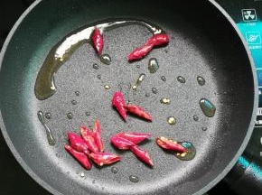 热油锅，把花椒爆香后不要，放入干辣椒
