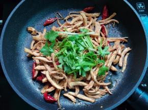 关火撒上香菜即可。