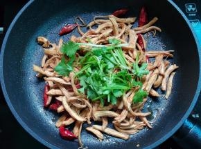 关火撒上香菜即可。