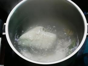 鸡胸肉洗净凉水入锅，水开后煮约10分钟