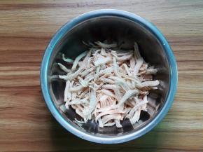 煮熟的鸡胸肉撕成粗丝待用
