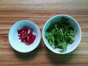 香菜洗净切段；干辣椒切段