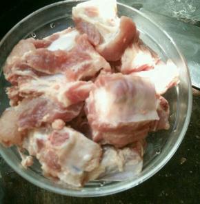 先把排骨洗干净，砍成块。