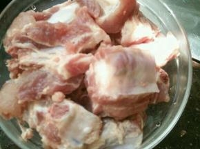 先把排骨洗干净，砍成块。