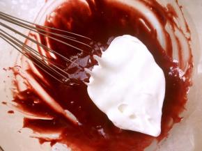 烤箱预热160度，将打发好的蛋白分次加入到蛋黄糊中翻拌均匀，可以先用蛋抽翻拌，最后再用刮棒翻拌均匀