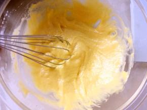 用蛋抽画Z字搅拌均匀，纸杯蛋糕中，面粉含量比较高，切勿过度搅拌，以免面糊起筋