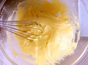 用蛋抽画Z字搅拌均匀，纸杯蛋糕中，面粉含量比较高，切勿过度搅拌，以免面糊起筋