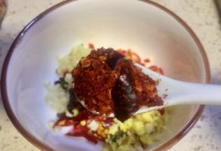 放入适量的干辣椒面，备用