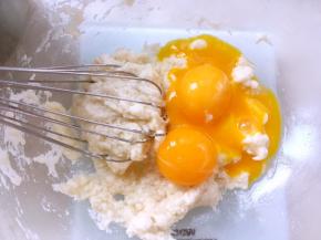 分离鸡蛋，蛋白打至干净容器，蛋黄加入到面糊中