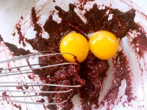 分离鸡蛋，蛋白打至干净无水无油的容器，蛋黄加入到红曲面糊中