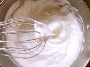 蛋白加几滴柠檬汁，分三次加入砂糖打发至硬性发泡，打蛋器提起有个直立的三角尖，烤箱预热160度