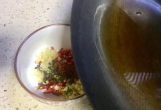 锅里加入40ml的食用油，加热至八成热倒入7步的碗里