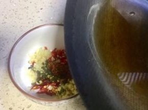锅里加入40ml的食用油，加热至八成热倒入7步的碗里