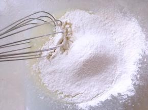 过筛低筋面粉，用蛋抽画Z字搅拌均匀
