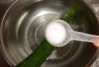 黄瓜不去皮所以需要多清洗几次和用盐水浸泡一会表皮