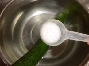 黄瓜不去皮所以需要多清洗几次和用盐水浸泡一会表皮