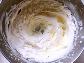 淡奶油加糖粉打发，出现清晰纹路，倾斜打蛋器淡奶油不流动即可