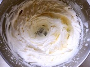 淡奶油加糖粉打发，出现清晰纹路，倾斜打蛋器淡奶油不流动即可