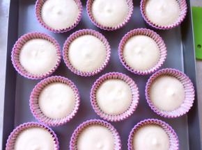 裱花袋剪个小口，将面糊挤入纸杯8分满即可，纸杯的支撑力不好，一定要加套模具