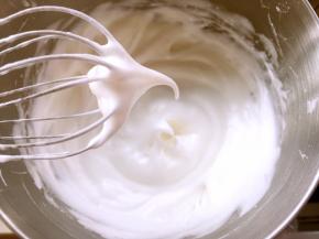 蛋白加几滴柠檬汁，分三次加入砂糖，打发至湿性便干一点的发泡，打蛋器提起有个小弯钩