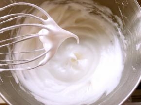 蛋白加几滴柠檬汁，分三次加入砂糖，打发至湿性便干一点的发泡，打蛋器提起有个小弯钩