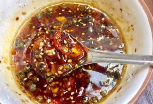 然后把佐料调拌均匀