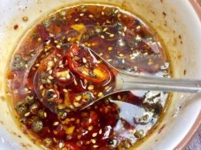 然后把佐料调拌均匀