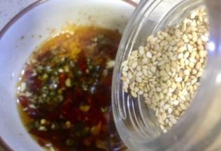 再加入适量的熟白芝麻