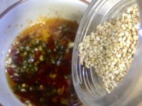 再加入适量的熟白芝麻