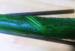 那双筷子垫在黄瓜两边用刀斜切切到筷子处止刀，不能切断，按此方法把整条黄瓜切完