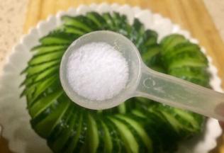 放在喜欢的盘子里均匀的撒一些盐