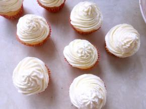 装入裱花袋，我用的8齿裱花嘴，在凉透的纸杯蛋糕上挤上适量的淡奶油