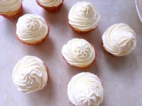 装入裱花袋，我用的8齿裱花嘴，在凉透的纸杯蛋糕上挤上适量的淡奶油